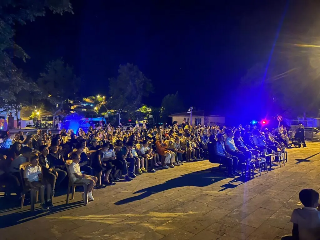 Manşet: Alacakaya’da Açık Hava Sineması Düzenlendi