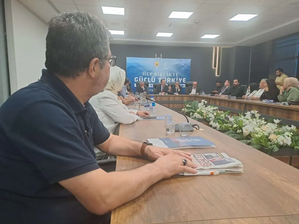 Manşet: Gazetemiz İmtiyaz Sahibi Hasan Bilge’nin Sorusu Ali İhsan Yavuz’dan Övgü Aldı