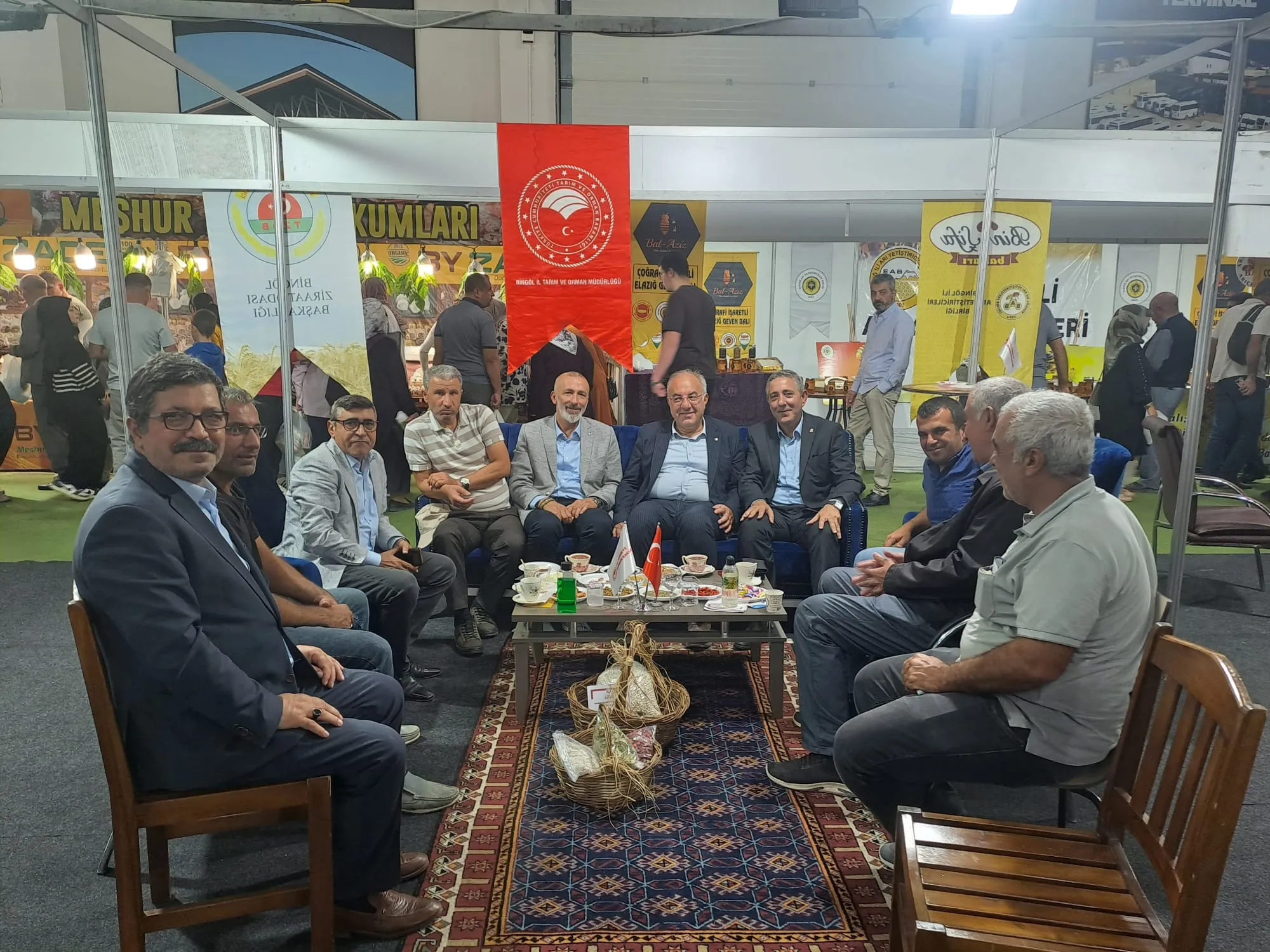 Tarim fuarında dostlar ile muhabbet ayri bir güzel olur