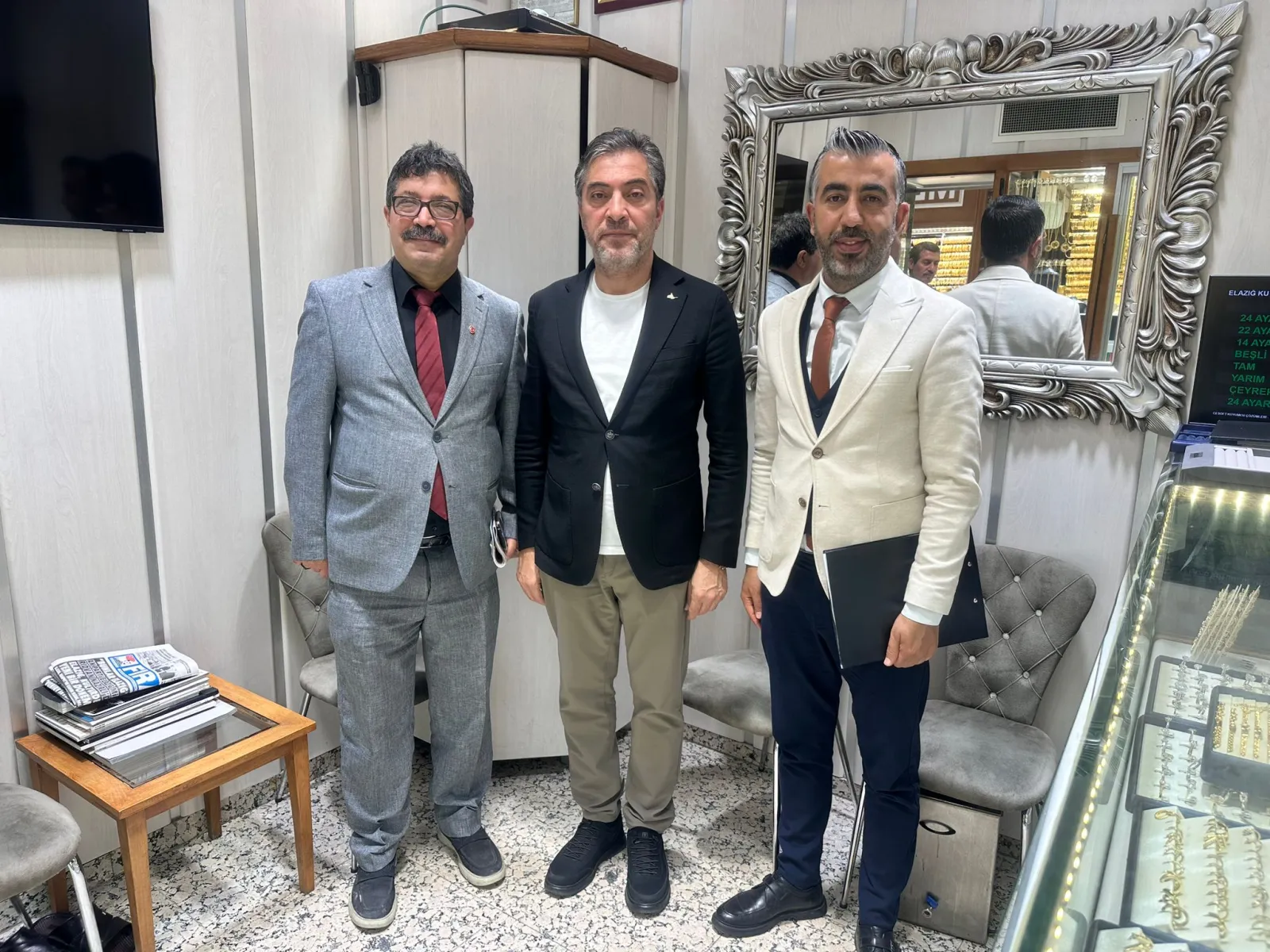 Manşet: GAZETEMİZDEN KUYUMCULAR ODA BAŞKANINA ZİYARET.