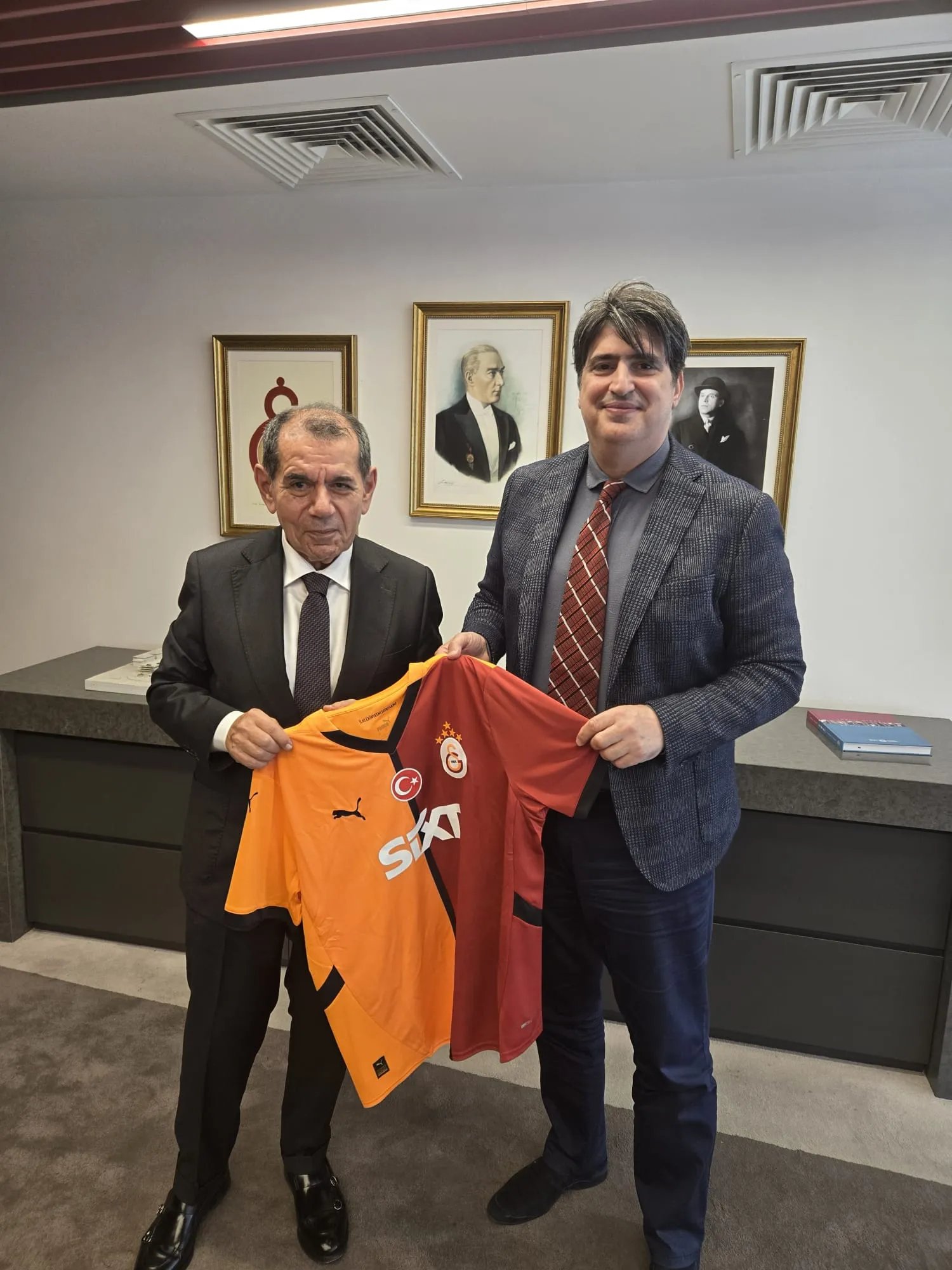 Manşet: MAHMUT KAHRAMANA FORMA HEDİYESİ