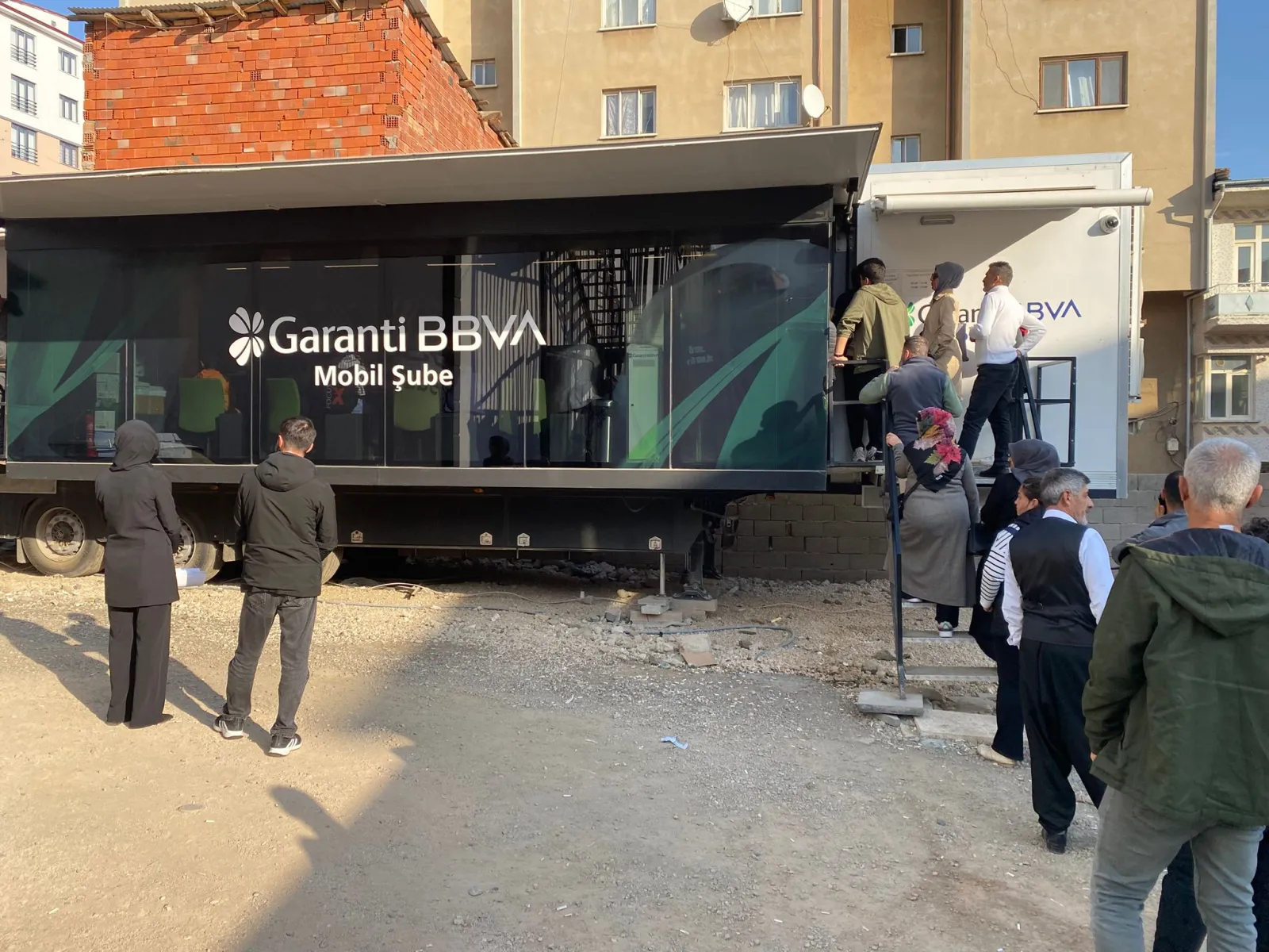 Manşet: VATANDAŞ TEPKİLİ: ELAZIĞ'DA GARANTİ BBVA MOBİL ŞUBESİ İKİ YILDIR AYNI DÜZENSİZLİKTE HİZMET VERİYOR