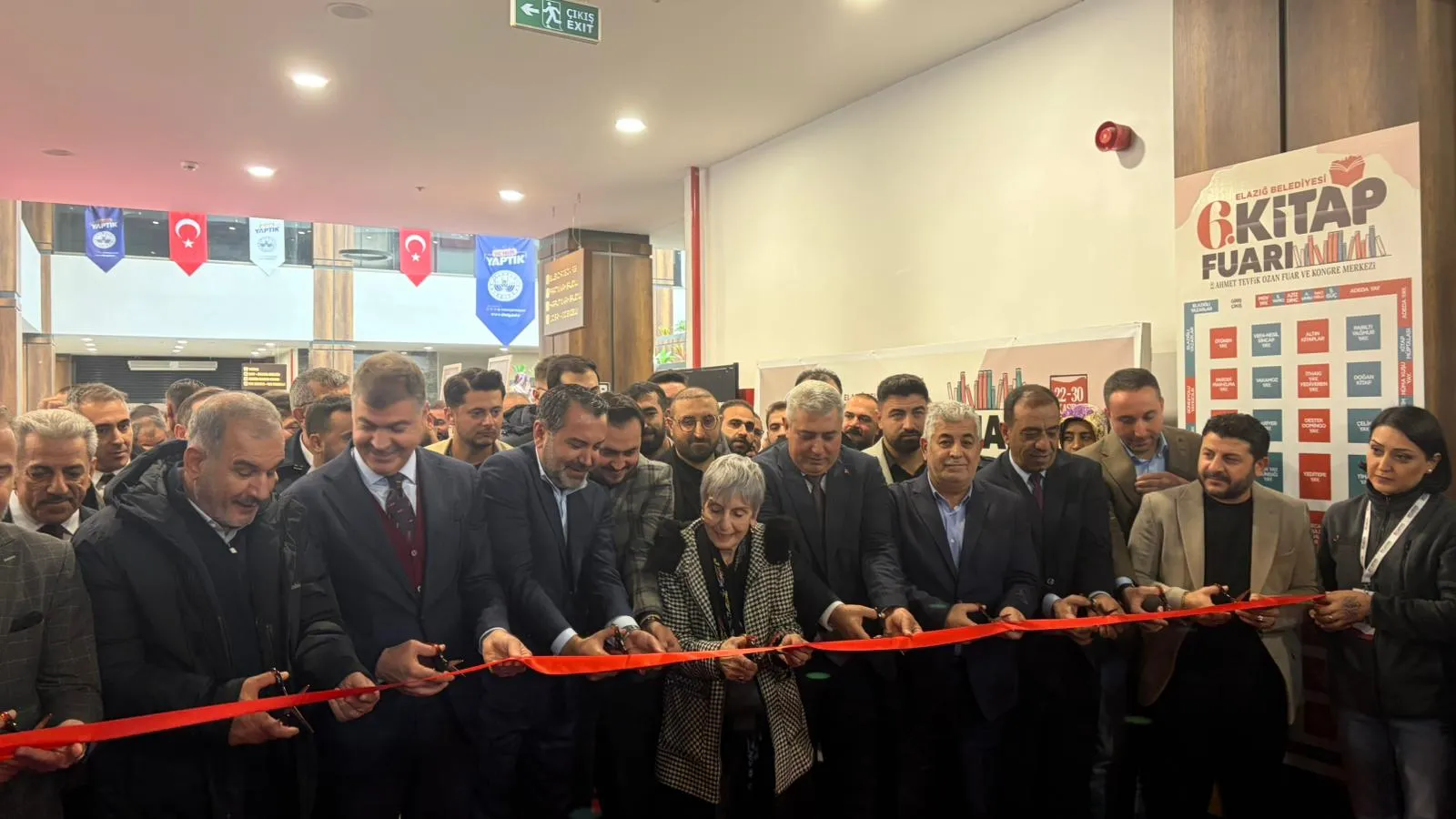 Manşet: ELAZIĞ KITAP  FUARI  AHMET TEVFİK KONGRE MERKEZİNDE YAZARLAR OKUYUCU İLE BULUŞUYOR.