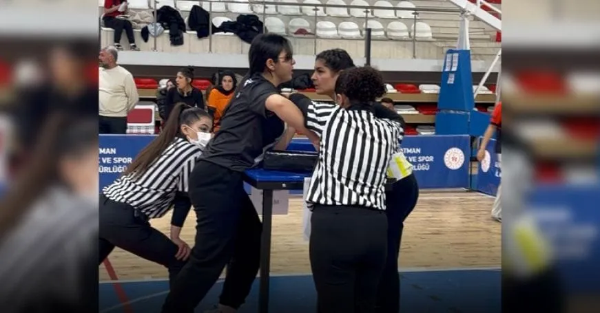 ELAZIĞ'A BİLEK GÜREŞİNDE AYNI ANDA 3 MADALYA