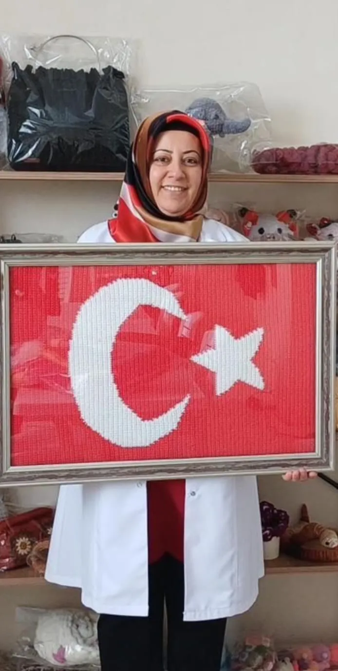 Manşet: ELAZIĞ'DA BİR İLK: TIĞ İŞİYLE TÜRK BAYRAĞI ÖRÜLDÜ