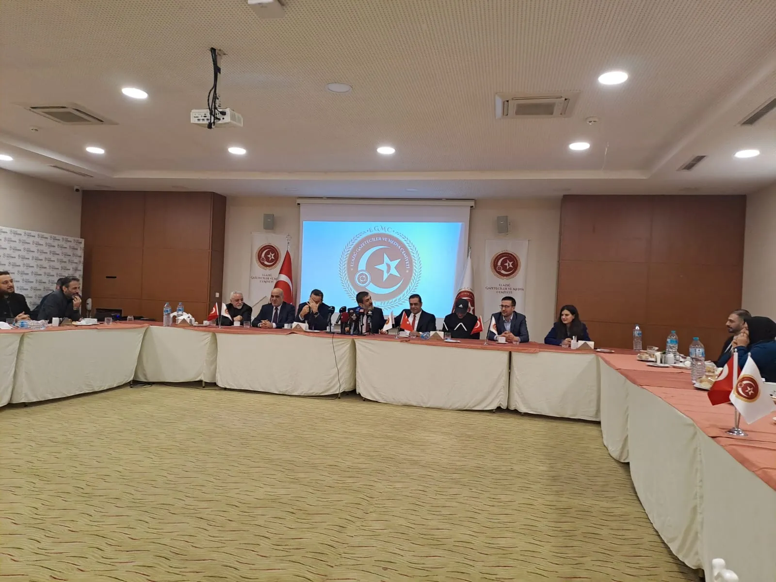 Manşet: ELAZIĞ GAZETECİLER VE MEDYA CEMİYETİ TOPLANTISI