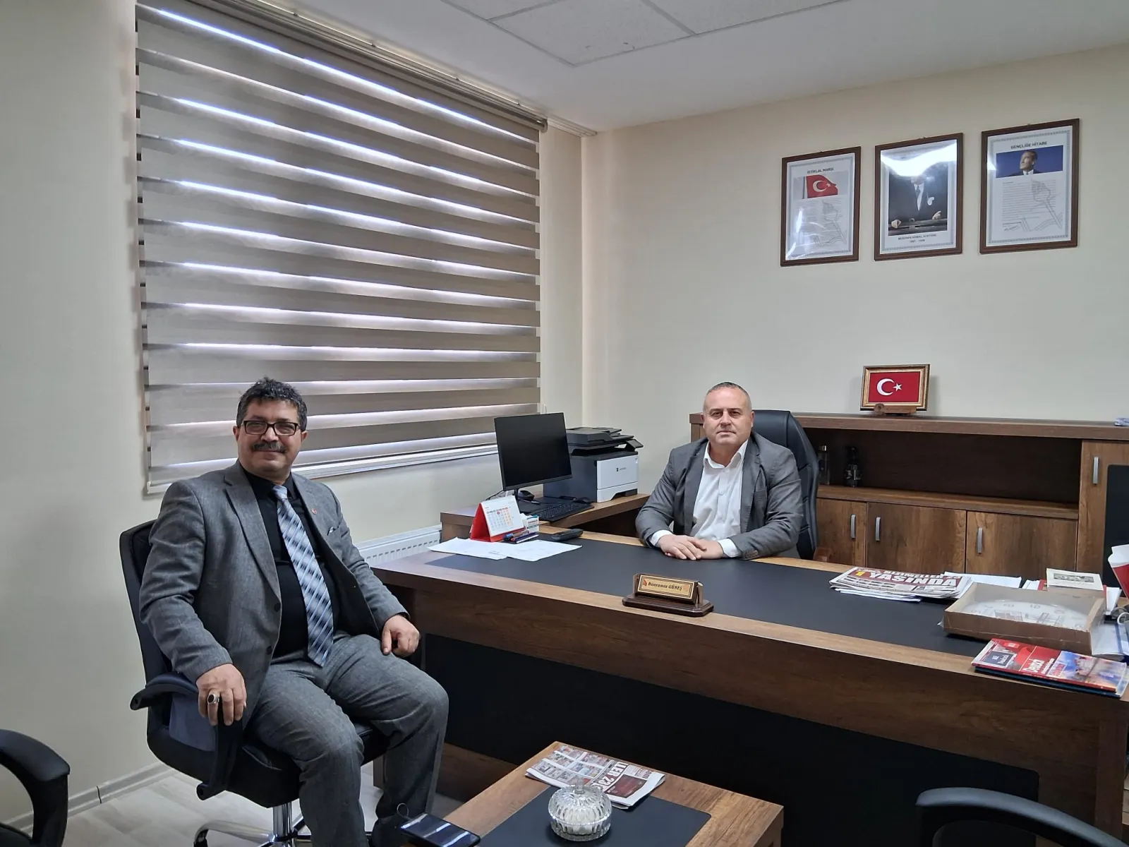 Manşet: BİLGE MEDYA 23 GRUP BAŞKANI HASAN BİLGE ŞEHİT SEFER ALAN ANADOLU LİSESİ MÜDÜRÜ BÜNYAMİN GÜNEŞ'İ MAKAMINDA ZİYARET ETTİ