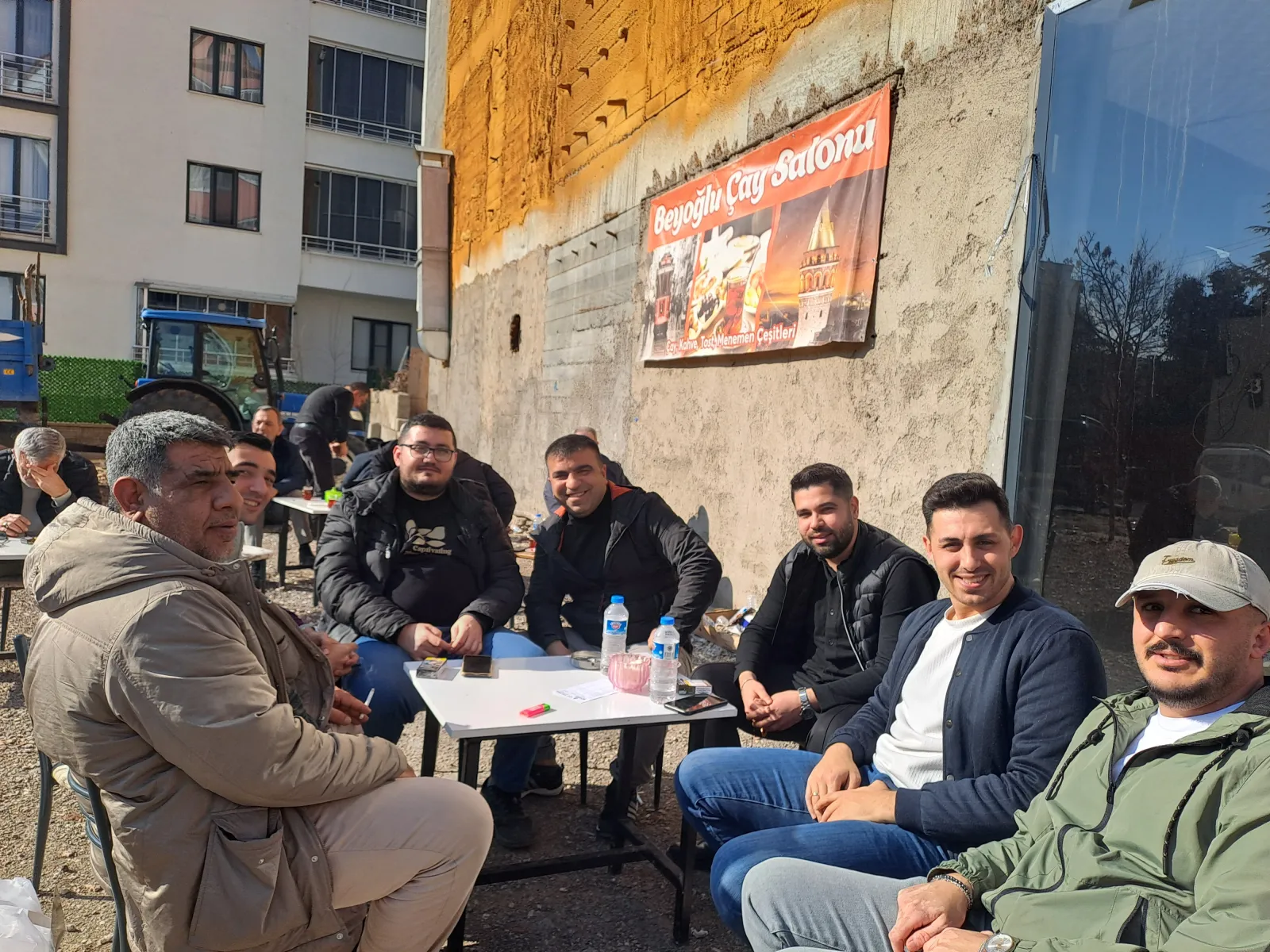 Manşet: ARKADAŞLARINDAN SÜPRİZ DOGÜM GÜNÜ PASTASI