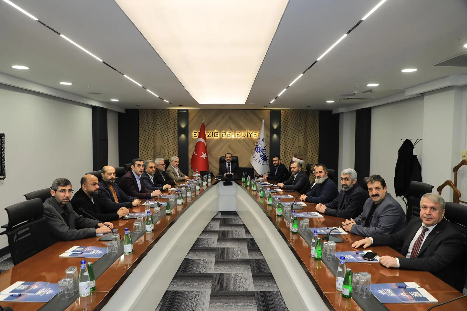 Manşet: BAŞKAN ŞERİFOĞULLARI’NDAN, ELAZIĞ İLE HAN YUNUS ARASINA GÖNÜL KÖPRÜSÜ