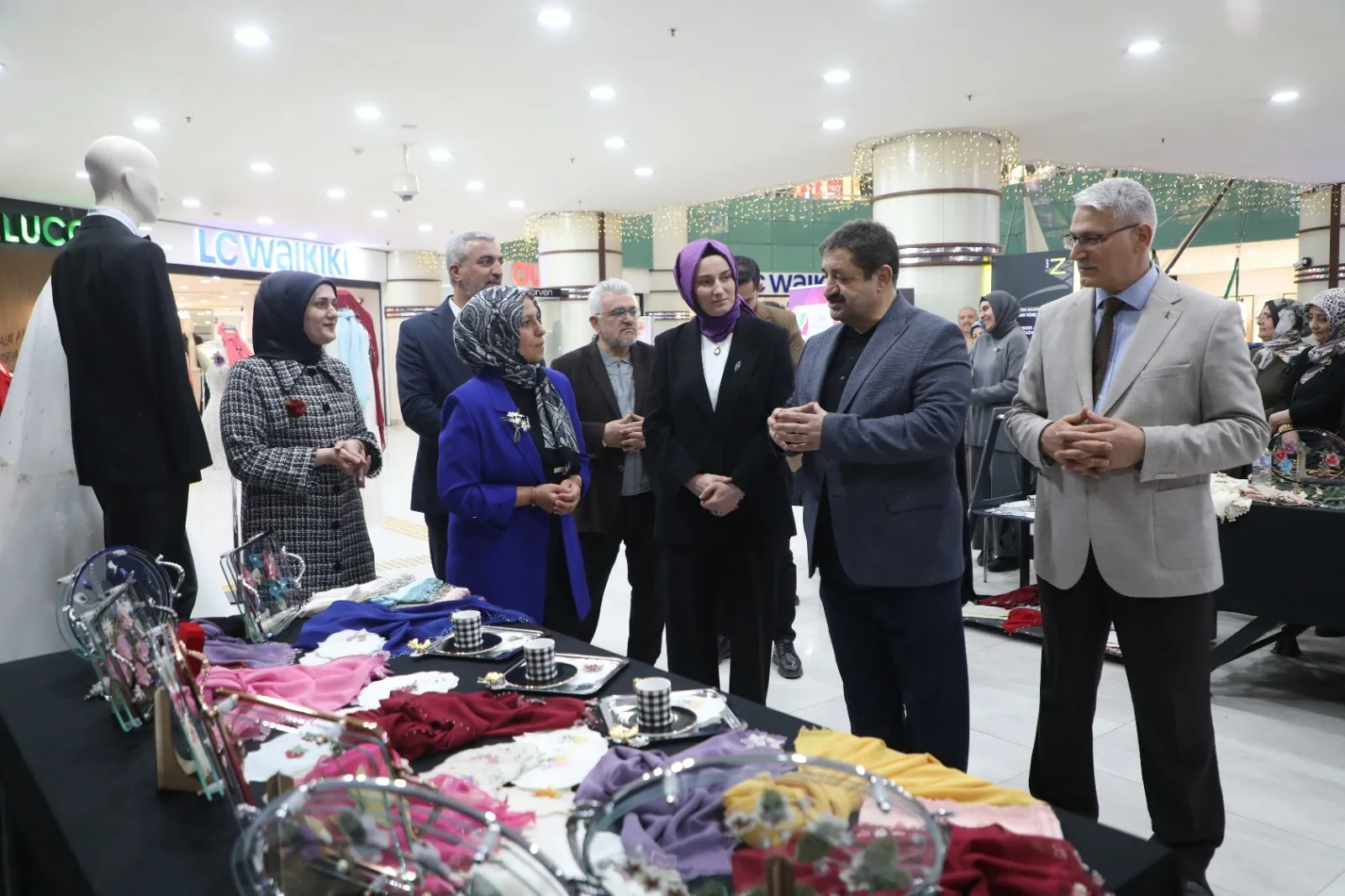 Manşet: GELENEKSEL BONCUKLU İĞNE OYASI SERGİSİ BÜYÜLEDİ