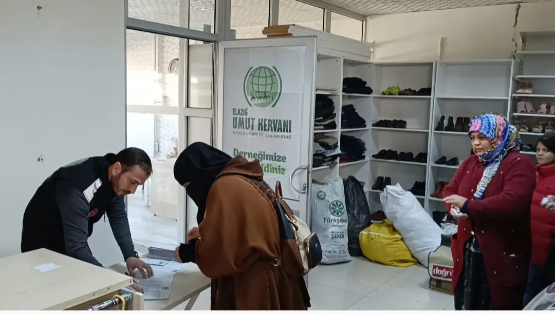 Manşet: ELAZIĞ UMUT KERVANI’NDAN RAMAZAN SEVİNCİ: MUHTAÇ AİLELERE NAKDİ YARDIM