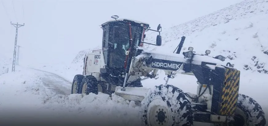 Manşet: ELAZIĞ’DA KAR YAĞIŞI SONRASI 115 KÖY YOLU İÇİN EKİPLER SAHADA