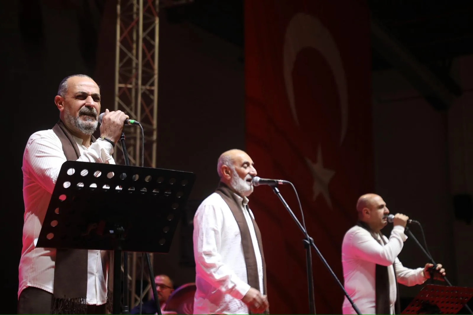 Manşet: GRUP TİLLO’DAN COŞKULU KONSER
