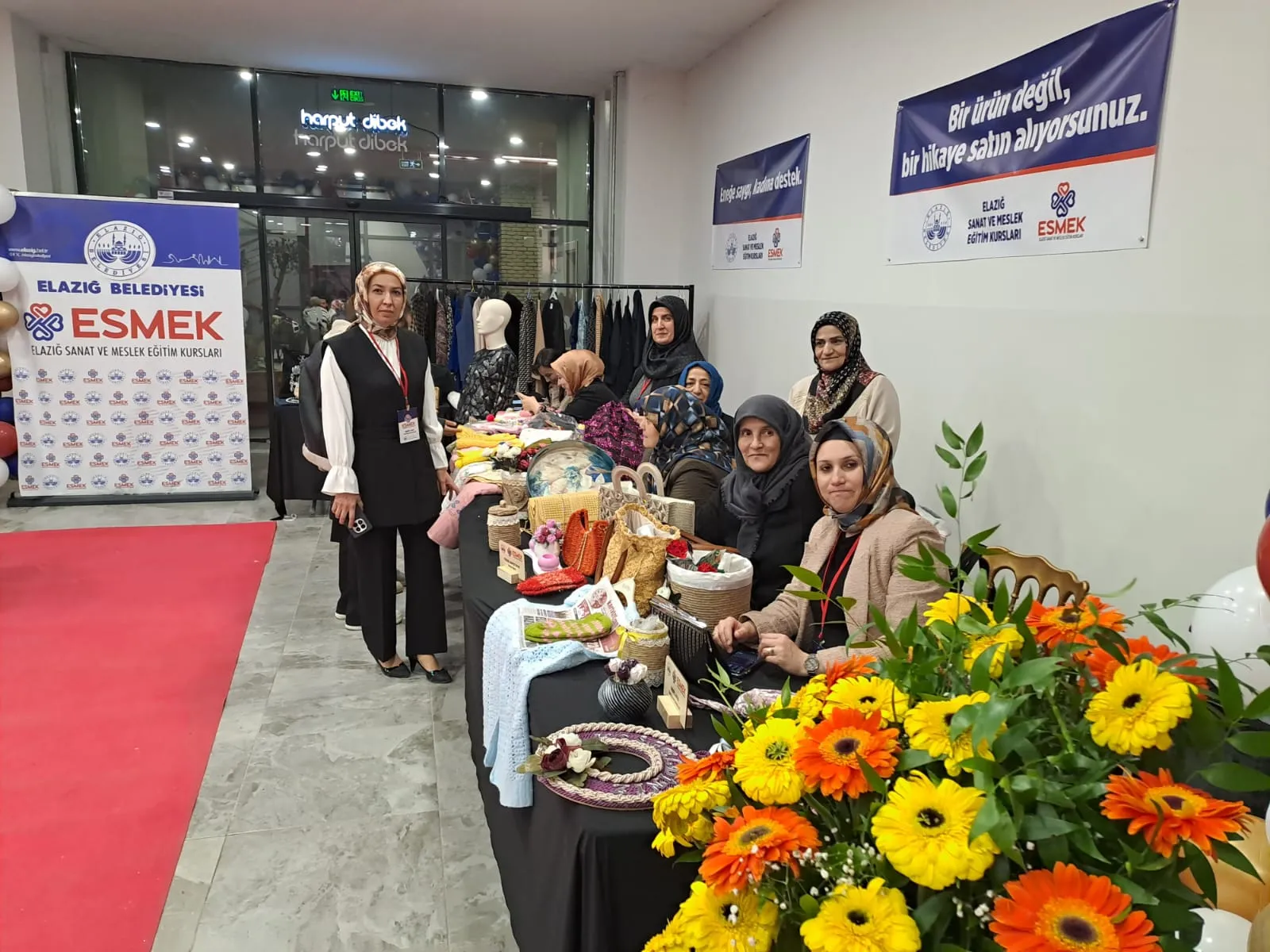 Manşet: DÜNYA KADINLAR GÜNÜNDE ELAZIĞ BELEDİYESİ GÖZ NURU KADIN EMEĞİ EL İŞLERİ