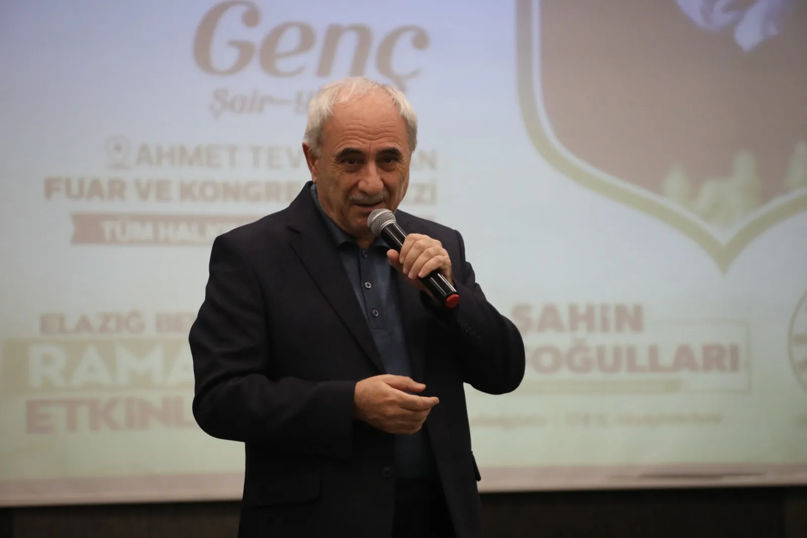 Manşet: USTA KALEM NURULLAH GENÇ, ELAZIĞLILARLA BULUŞTU