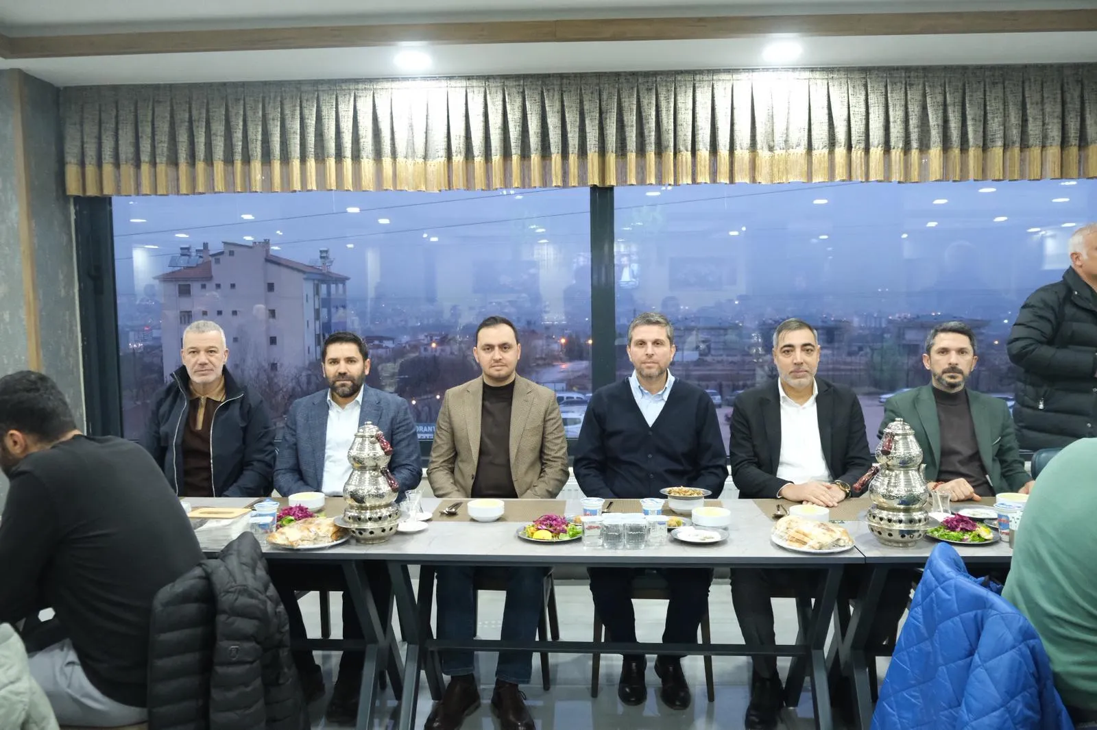 Manşet: RAMAZAN BOYUNCA SAHADA OLAN AK PARTİ MERKEZ İLÇE TEŞKİLATI İFTARDA BULUŞTU