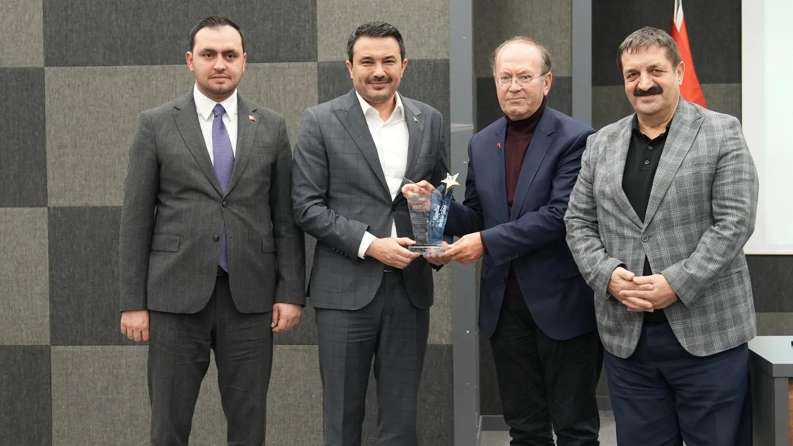 Manşet: RAMAZAN ETKİNLİKLERİNİN  SON GÜNÜNE YUSUF KAPLAN KONUK OLDU