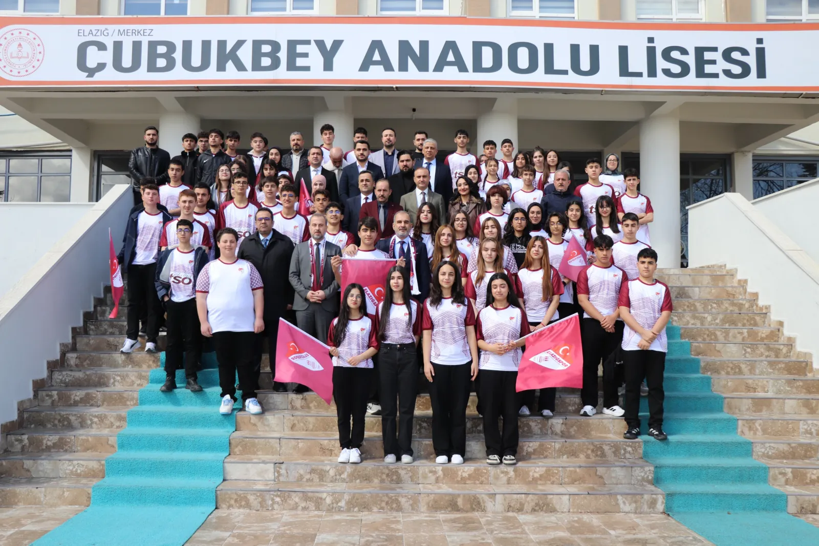 Manşet: GENÇLER, BORDO-BEYAZLA BULUŞTU: BAŞKAN ALAN’DAN ÖĞRENCİLERE FORMA JESTİ