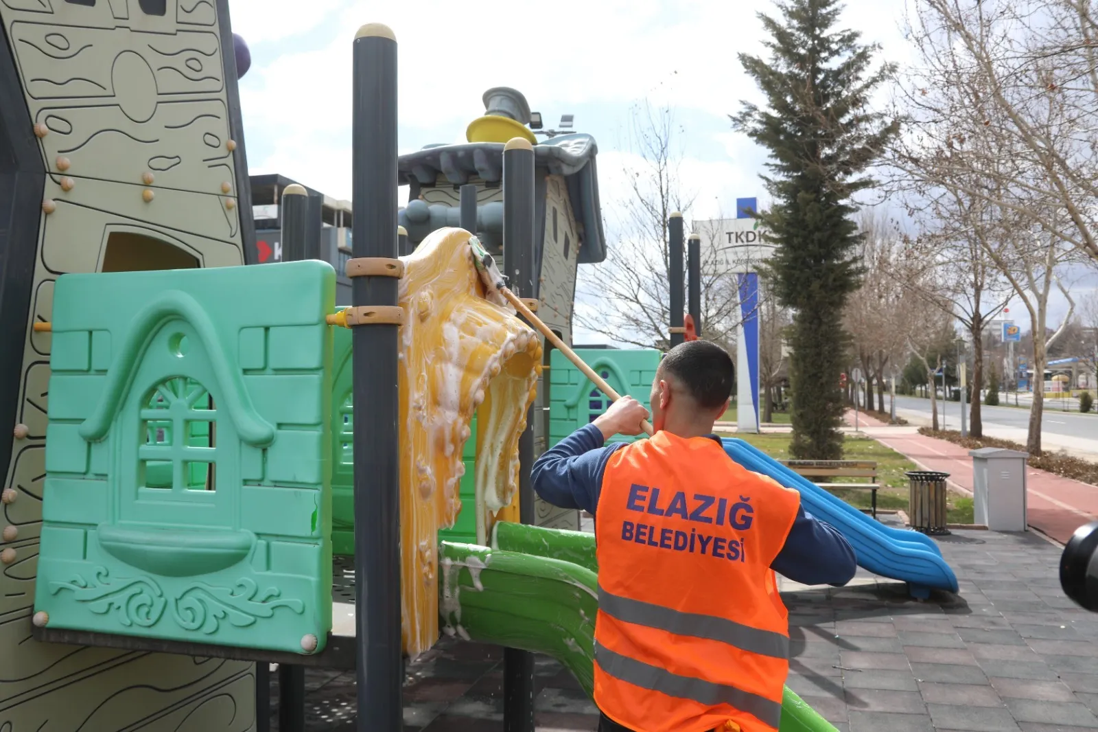 Manşet: ELAZIĞ BELEDİYESİ, ÇOCUK OYUN ALANLARINI DAHA GÜVENLİ VE HİJYENİK HALE GETİRİYOR