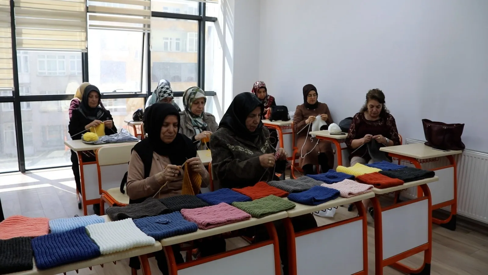 Manşet: ENGELSİZ YAŞAM MERKEZİ’NDE ÖRGÜ KURSU DÜZENLENİYOR