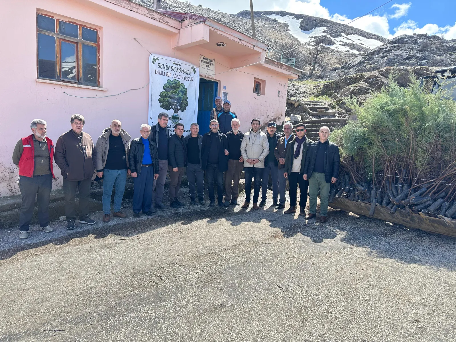 Manşet: PALU ANDILAR KÖYÜ DERNEĞİ’NDEN ÖRNEK PROJE: “SENİN DE KÖYÜNDE DİKİLİ BİR AĞACIN OLSUN”