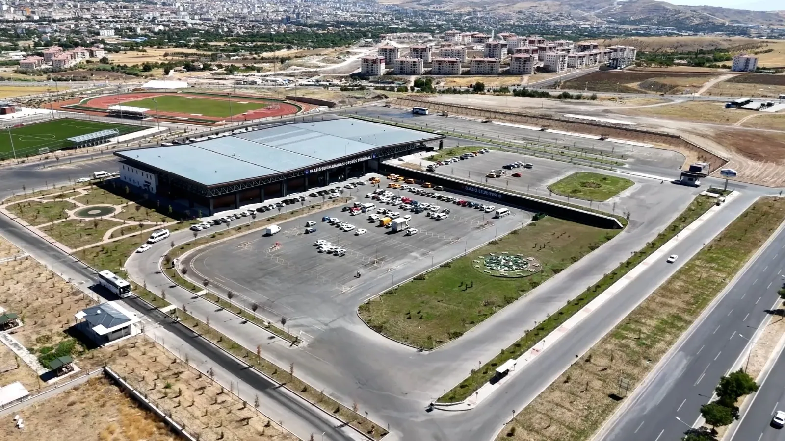 Manşet: ŞEHİRLER ARASI OTOBÜS TERMİNALİ, MODERN MİMARİSİ VE KONFORLU YAPISIYLA YOLCULARINI AĞIRLAMAYA DEVAM EDİYOR