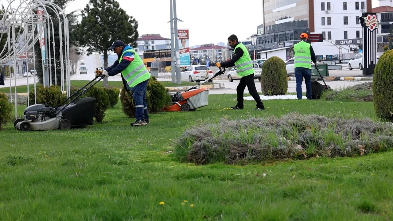 Manşet: YEŞİL ALANLARDA TEMİZLİK ÇALIŞMALARI SÜRÜYOR