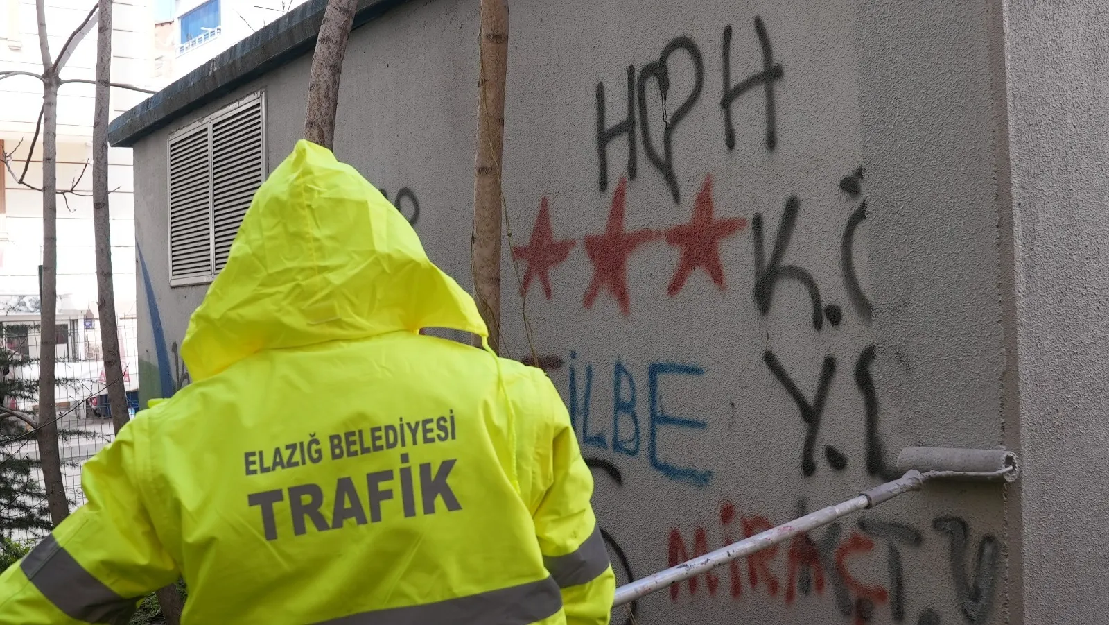 Manşet: ELAZIĞ BELEDİYESİ, KENT ESTETİĞİNİ BOZAN DUVAR YAZILARINI TEMİZLEYEREK GÖRÜNTÜ KİRLİLİĞİNİN ÖNÜNE GEÇİYOR.