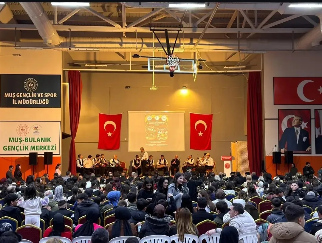 Manşet: ELAZIĞ BELEDIYESI KÜRSÜBAŞI EKIBI, MUŞ’TA SAHNE ALDI