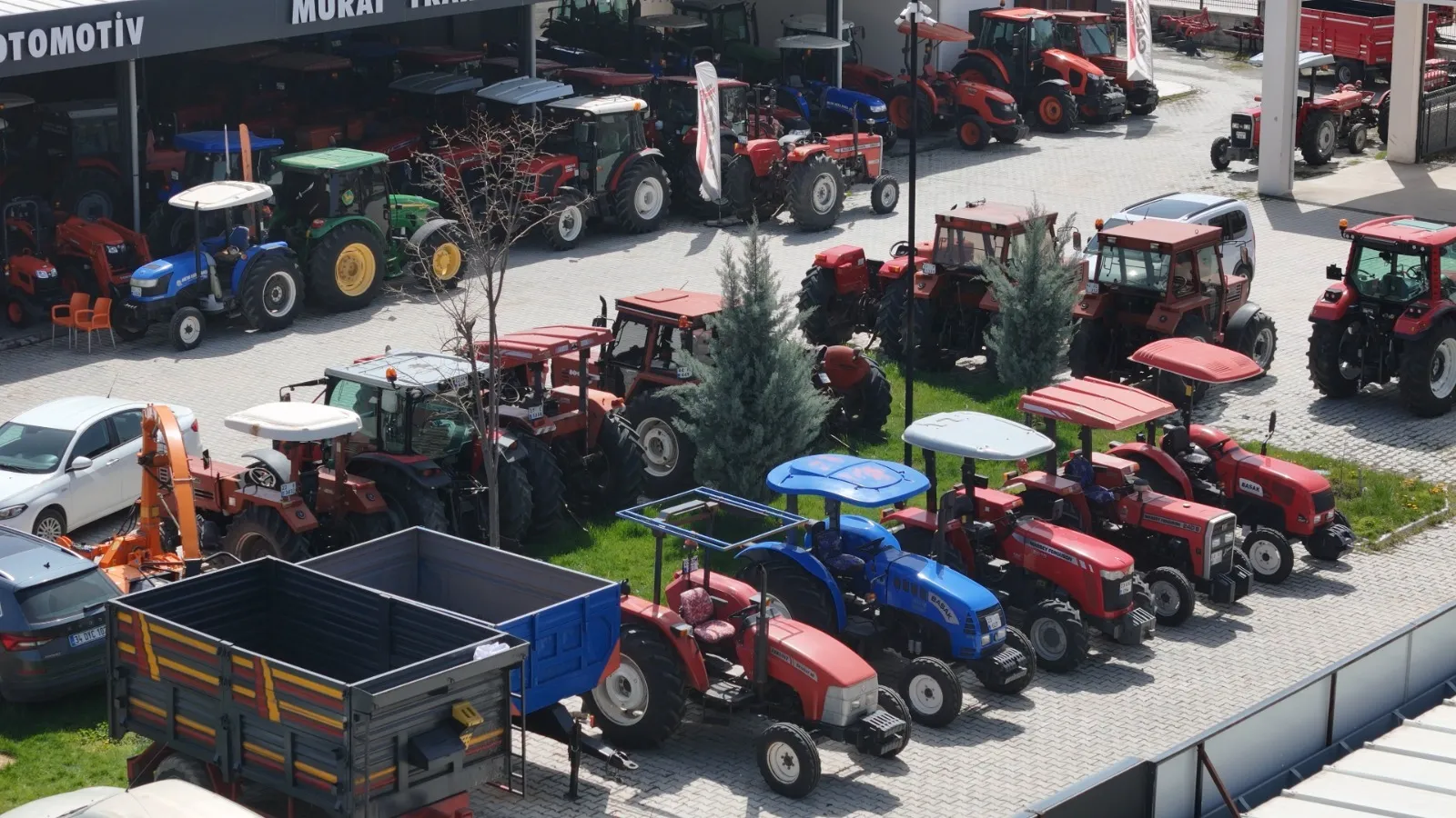 Manşet: TRAKTÖRCÜ ESNAFLARI MODERN VE KONFORLU BİR ORTAMDA TİCARET YAPIYOR