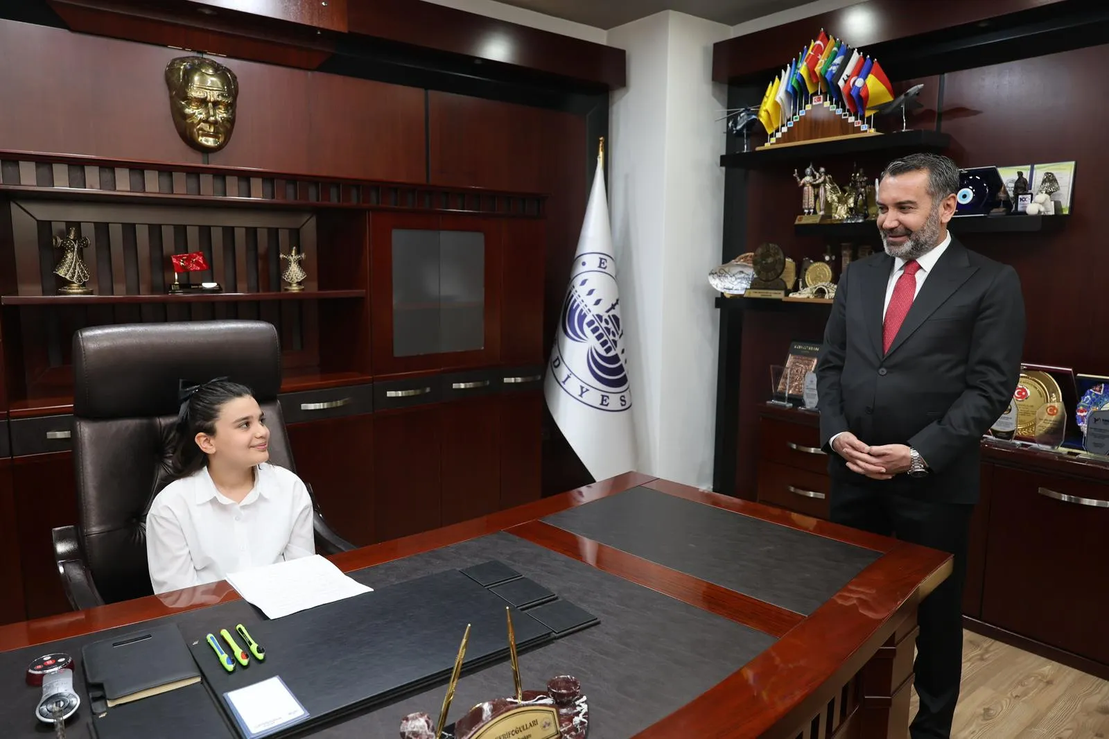 Manşet: BAŞKAN ŞERİFOĞULLARI, 23 NİSAN'DA KOLTUĞUNU DEVRETTİ