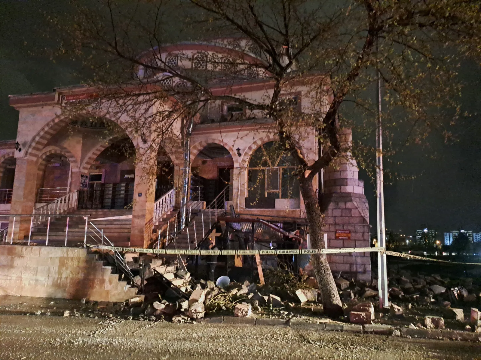 Manşet: ELAZIGDA SÜRSÜRÜ MERKEZ CAMİ MİNARESİNE YILDIRIM DÜŞTÜ