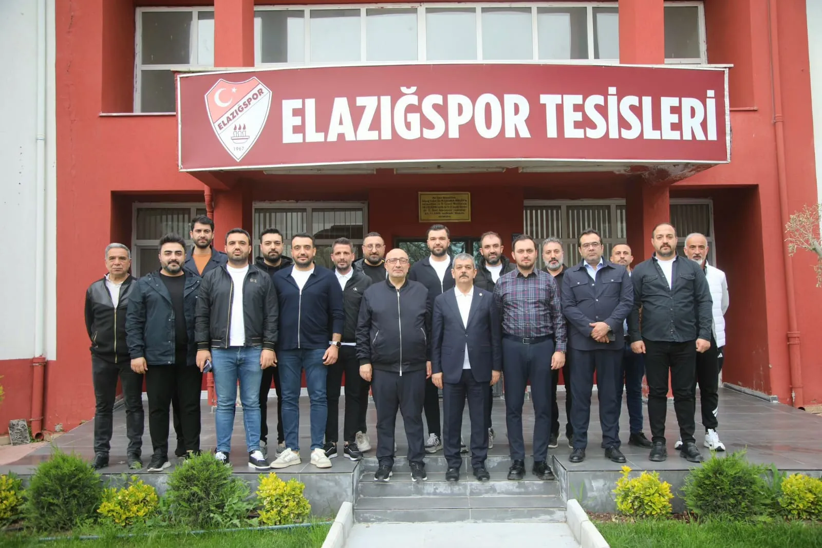 Manşet: AK PARTİ ELAZIĞ HEYETİNDEN ELAZIĞSPOR'A MORAL ZİYARETİ