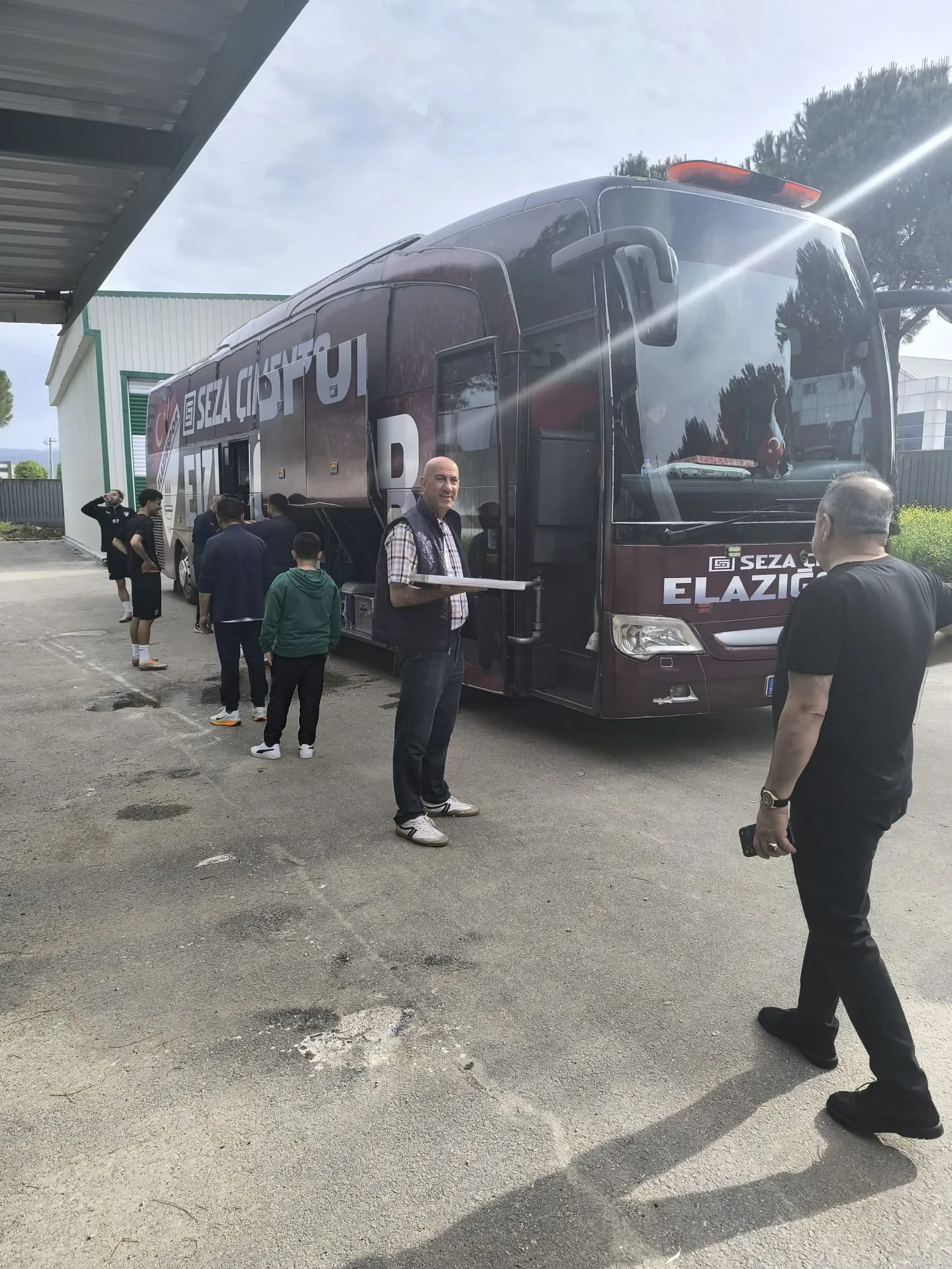 Manşet: ELAZIGSPOR MAÇI İCİN BURSA YOLCUSU TARAFTAR BEKLİYOR.HARUN ALSANCAK BURSADA