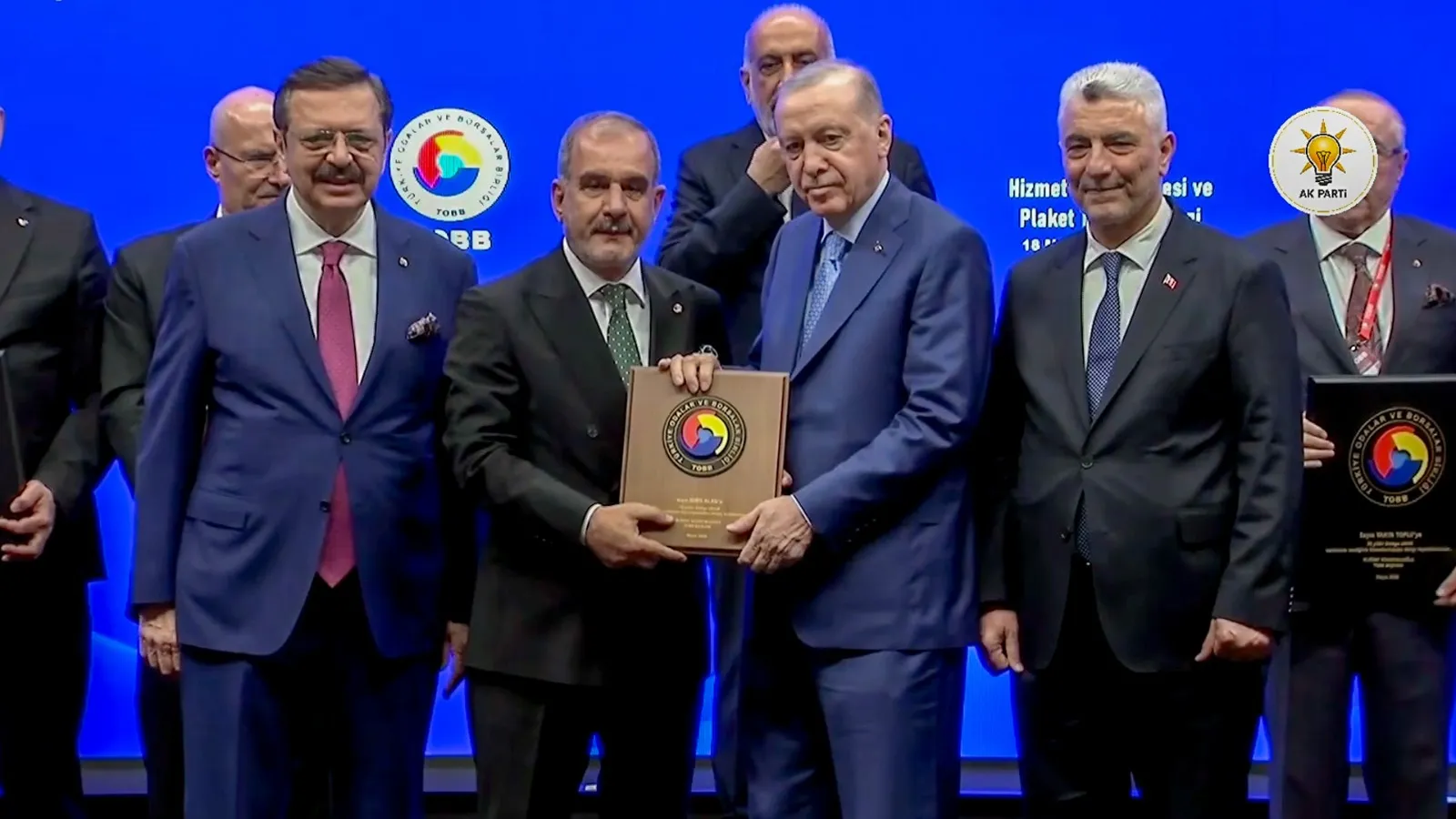 Manşet: CUMHURBAŞKANI ERDOĞAN'DAN BAŞKAN ALAN'A HİZMET ŞEREF BELGESİ