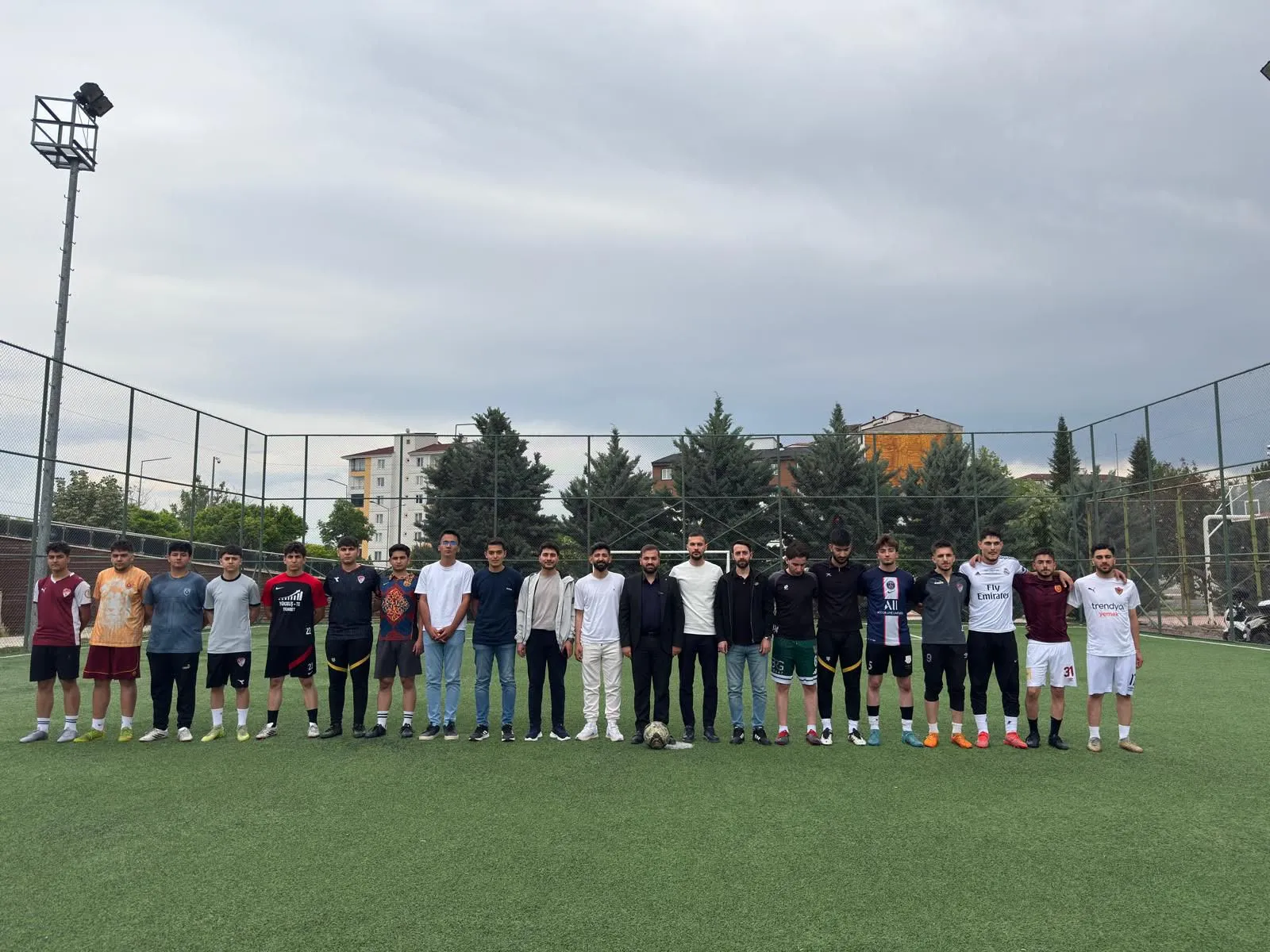 Manşet: SİRAÇ BİNGÖL VE EMRULLAH ATAŞ ANISINA DÜZENLENEN FUTBOL TURNUVASINDA İLK TUR HEYECANI YAŞANDI