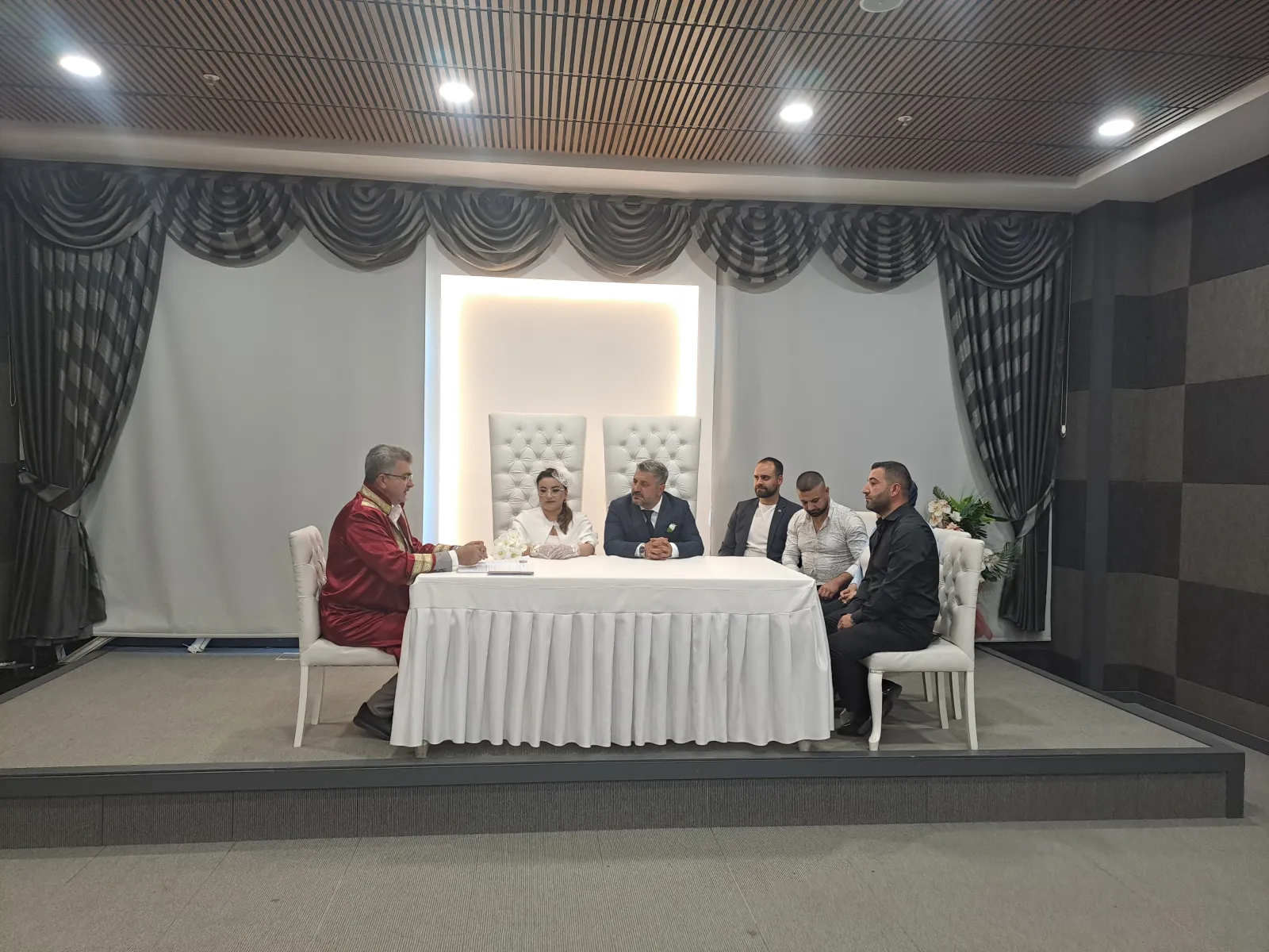 Manşet: KULTURPARK EVLENDIRME DAIRESINDE  HERGUN CIFTLER EVET DIYOR..