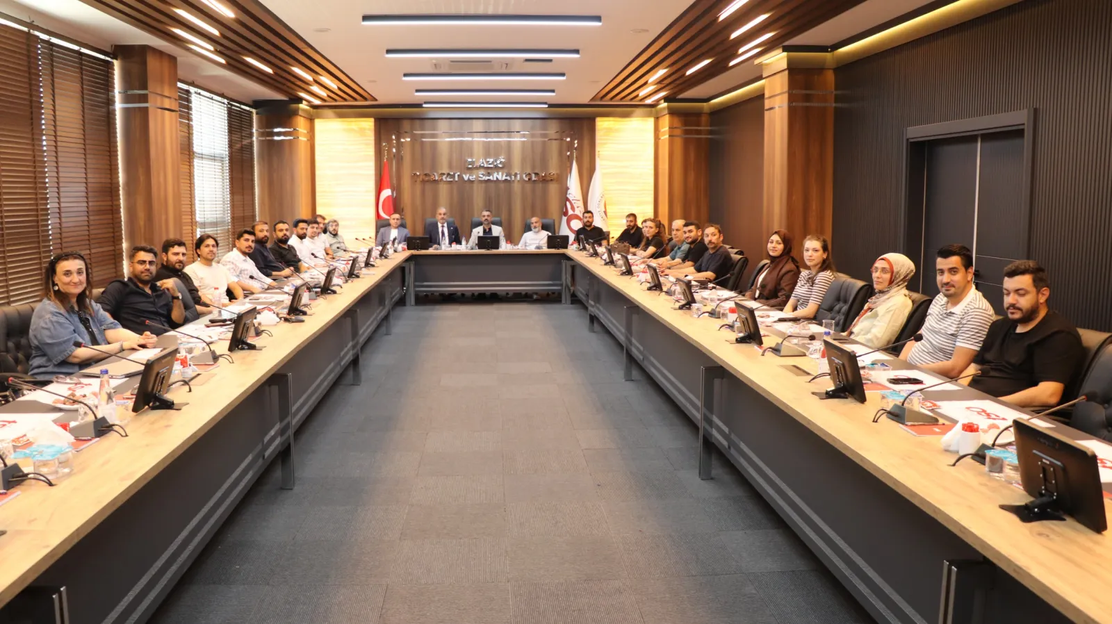 Manşet: ELEKTRİK MÜHENDİSLERİ ELAZIĞ TSO’DA BİR ARAYA GELDİ