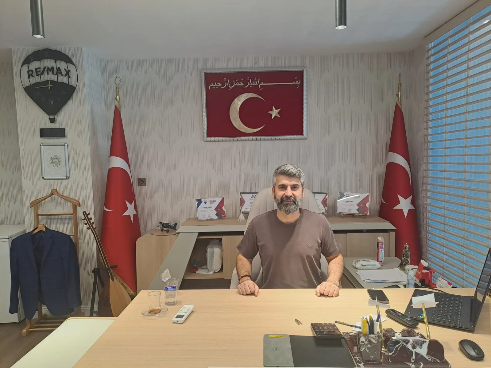Manşet: REMAX DOĞU İŞLETME SAHİBİ AHMET KALKAN'DAN YATIRIMCILARA ÇAĞRI: ALTIN KAYBETTİRDİ, GAYRİMENKUL KAZANDIRDI