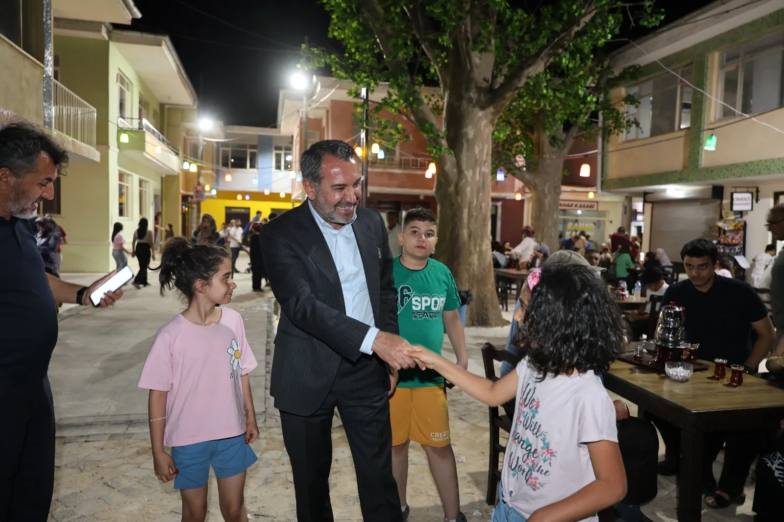 Manşet: BAŞKAN ŞERİFOĞULLARI, SEKSENLER SOKAĞI’NDA VATANDAŞLARLA BULUŞTU