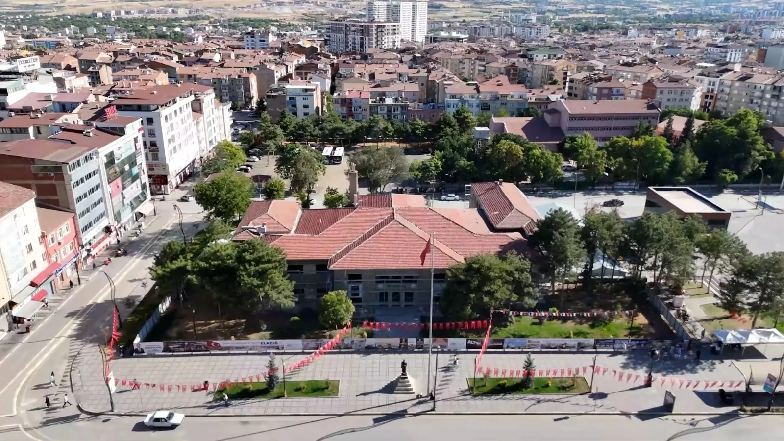 Manşet: BAŞKAN ŞERİFOĞULLARI, ÖĞRETMENEVİ’NDE DEVAM EDEN ÇALIŞMALARI İNCELEDİ