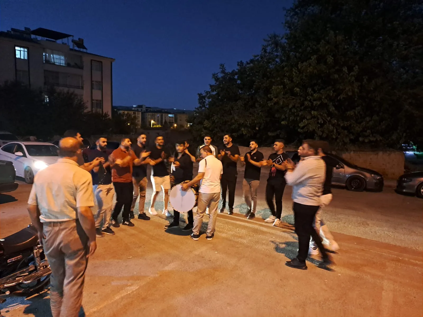 Manşet: ELAZIGDA VATAN SEVGİSİ BÖYLEDİR ASKER UĞURLAMA DAVUL ZURNA İLE GÖNDERİLİR.