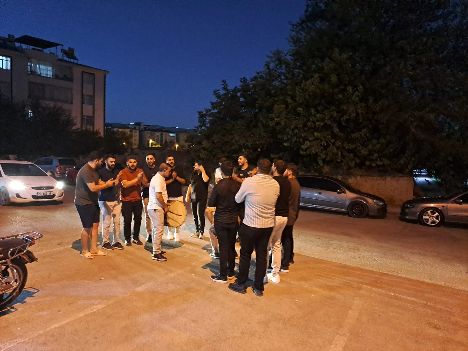 Manşet: SÜRSÜRÜ MAHALLESİ'NDE COŞKULU ASKER UĞURLAMASI