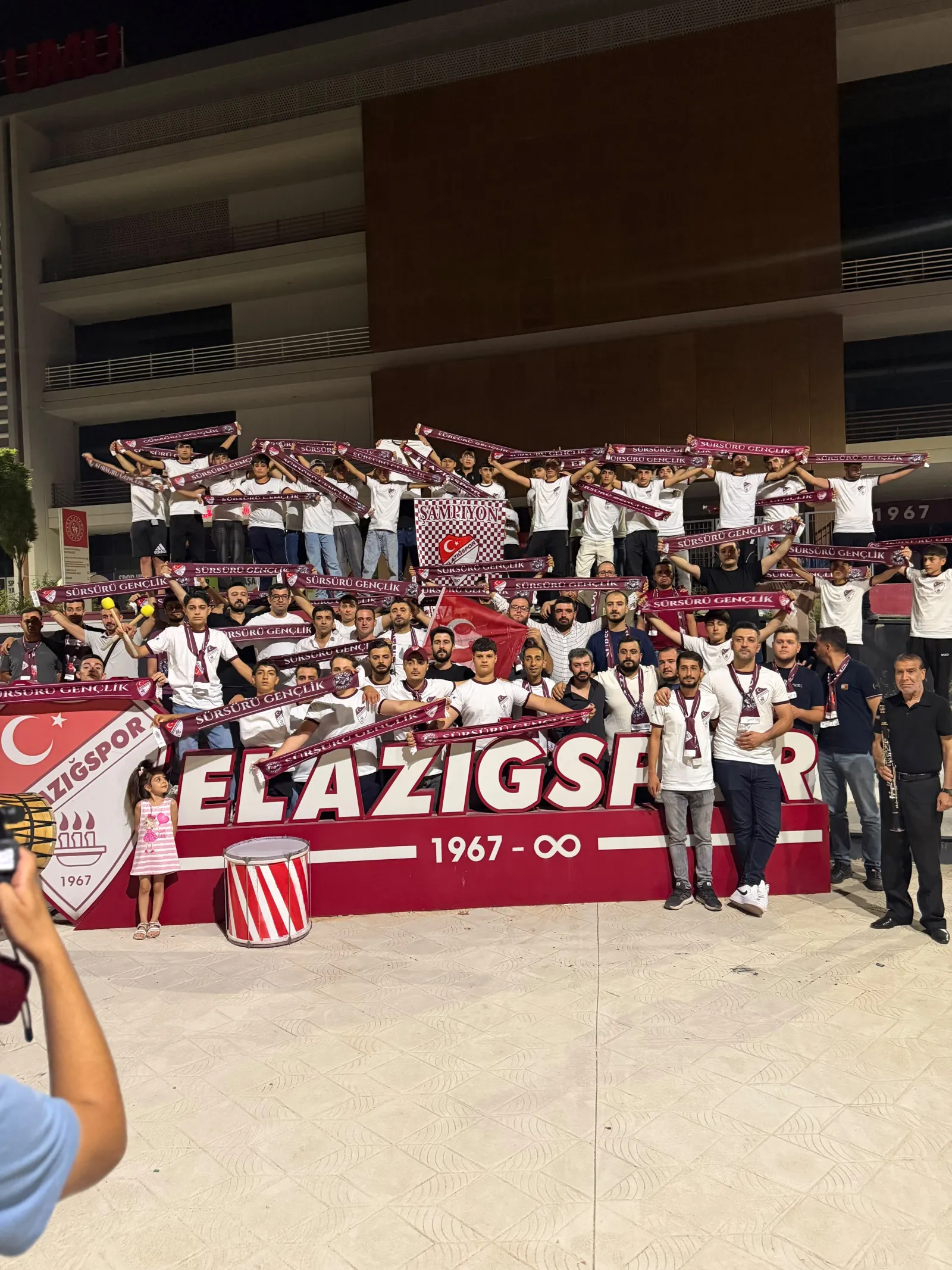 Manşet: SÜRSÜRÜ GENÇLİK TARAFTAR GRUBU SAHAYA İNDİ..BAŞKANLAR OKAN  GÖRGÖZ VE AHMET MIRAT  HAZIRIZ DEDİLER.