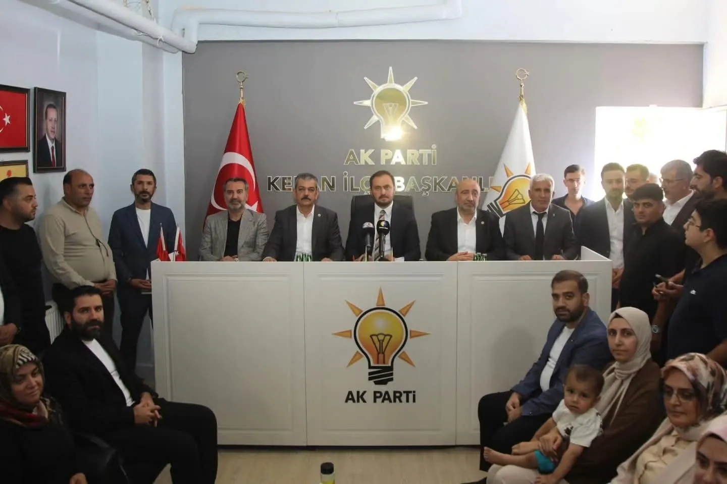 Manşet: AK PARTİ TEŞKİLATI SAHADA İLÇE BULUŞMALARININ ÜÇÜNCÜSÜ KEBAN’DA