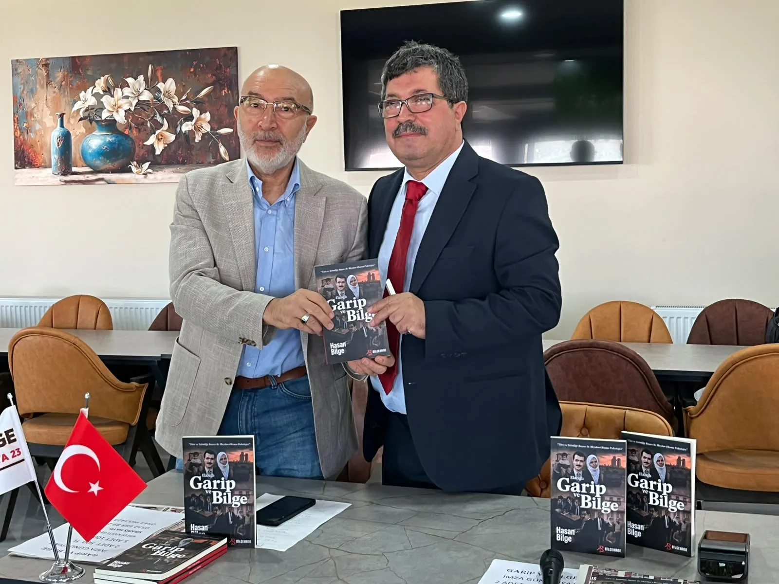 Manşet: HASAN BİLGE’NİN “ELAZIĞ’LI GARİP VE BİLGE” KİTABINA YOĞUN İLGİ