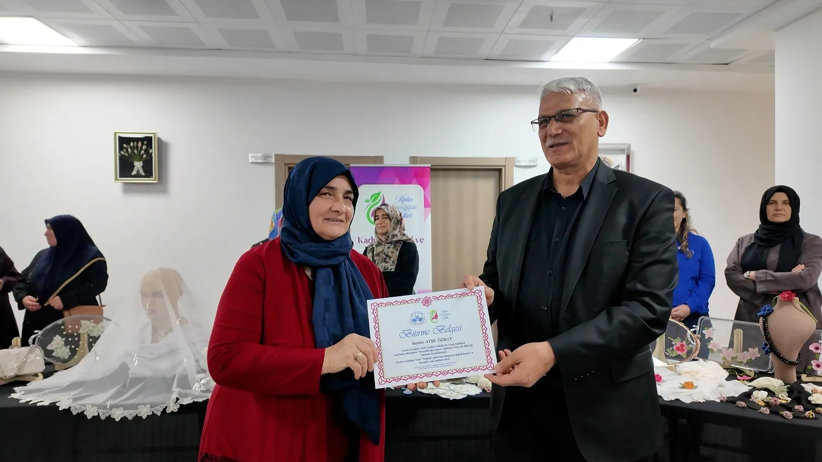 Manşet: GELENEKSEL BONCUKLU İĞNE OYASI SERGİSİ BÜYÜLEDİ