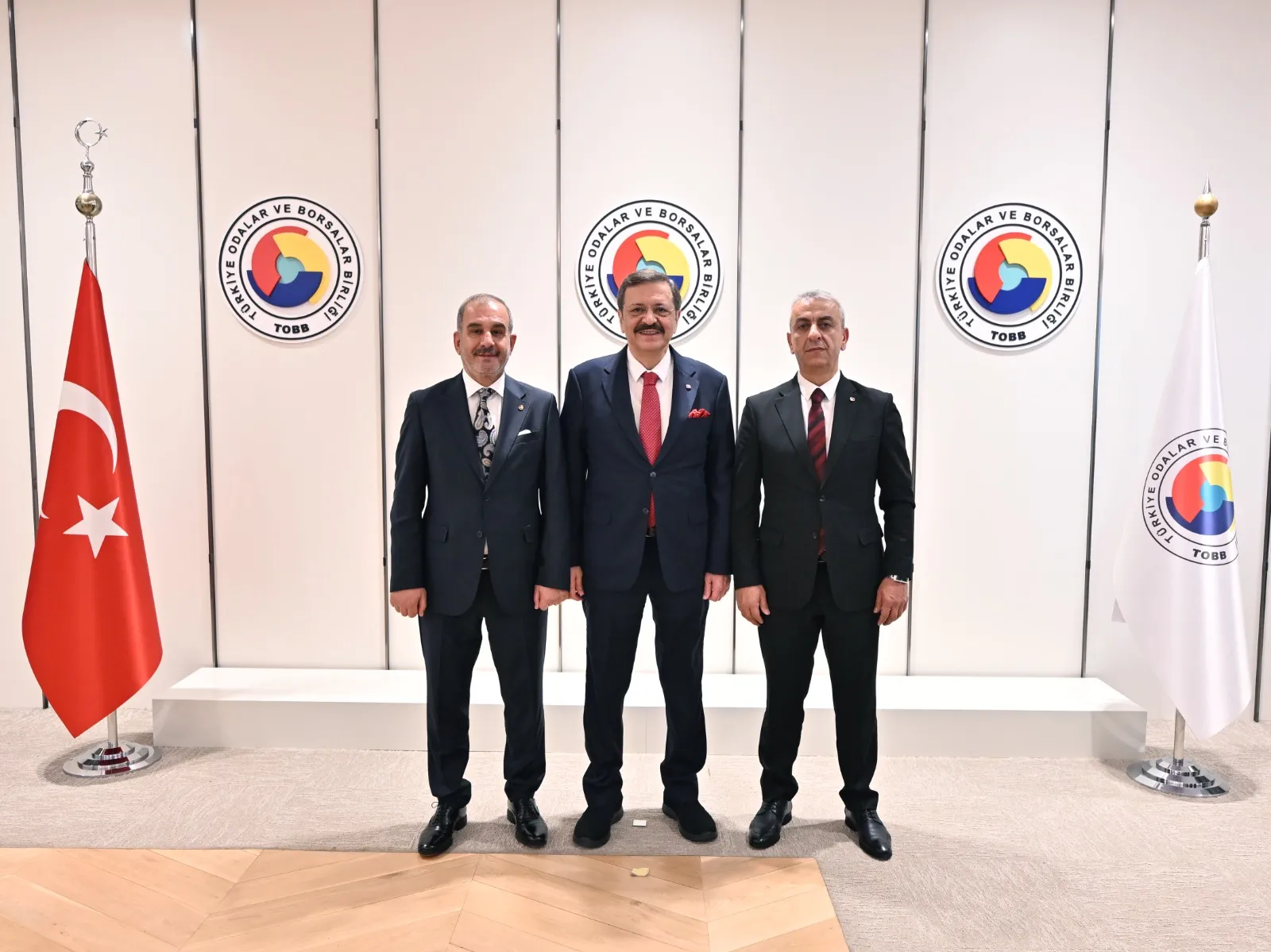 Manşet: TOBB BAŞKANI HİSARCIKLIOĞLU: “İDRİS ALAN BAŞKANIM, HİZMETLERİ VE İŞ DÜNYASININ GÜVENİ İLE BİR KEZ DAHA BAŞARISINI TESCİLLEMİŞTİR”
